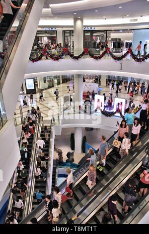 BANGKOK, THAÏLANDE - 24 décembre 2013 : Les acheteurs visitent de Siam Paragon mall à Bangkok. Il a été ouvert en 2005 et compte plus de 270 magasins. Banque D'Images