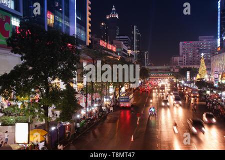 BANGKOK, THAÏLANDE - 24 décembre 2013 : Les gens conduisent à Bangkok. Bangkok est la plus grande ville de la Thaïlande avec 14 millions de personnes vivant en milieu urbain sont sa Banque D'Images