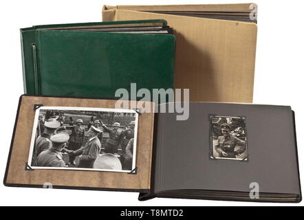 Trois albums photos de Johannes Standartenführer Mühlenkamp - gagnant de la feuilles de chêne de la Croix de Chevalier de la Croix de Fer - Division "Wiking" Ces albums contiennent des photographies de 260 vers différents formats, apposé avec coins de photo. Avec des photographies de campagnes contre le reste de la Tchécoslovaquie, la Pologne et la France. Des portraits, des bunkers et des barrières de séparation, les photographies d'appareils techniques et les véhicules, les bâtiments et les villages, SS à la parade de Hradcany, photographies prises à Prague, l'exercice ou d'une manœuvre, photographie avec brassard titre 'Germania', scènes de combats, de, Editorial-Use-seulement Banque D'Images