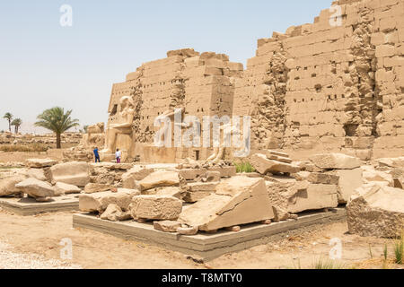 Des statues en face du temple égyptien de Karnak. Banque D'Images