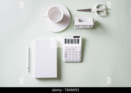 Fournitures de bureau composition sur fond blanc. Mise à plat, vue du dessus. Banque D'Images