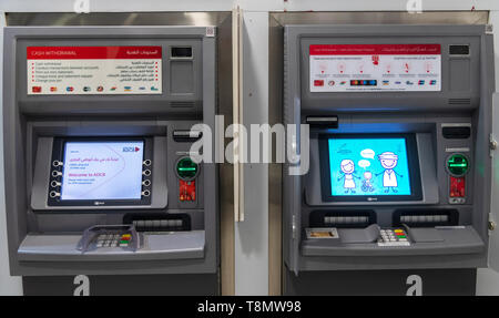Abu Dhabi, UAE - 29 mars. 2019. Les guichets automatiques d'Abu Dhabi Commercial Bank Banque D'Images