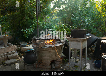 Cuisine extérieure avec viande est rôti sur feu ouvert. Teotitlan del Valle, l'État de Oaxaca, Mexique. Apr 2019 Banque D'Images