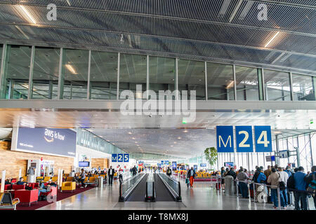 Aéroport Charles de Gaulle, Paris. Vue intérieure du bâtiment terminal 2e. Salon des départs internationaux. Portes 24 à porte 31 avec passerelle mobile. Banque D'Images