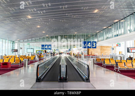 Aéroport Charles de Gaulle, Paris, France. Intérieur du bâtiment du terminal 2e. Salon des départs internationaux. Portes 43 à porte 50, salle d'attente. Banque D'Images