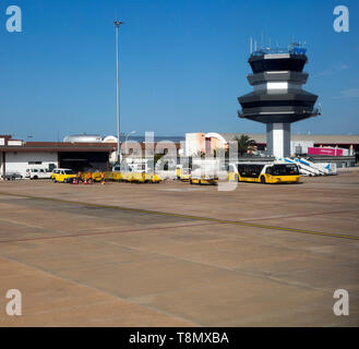 Tour de contrôle de l'aéroport et l'aérogare, Faro, Algarve, Portugal Banque D'Images