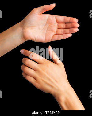 Femme mains tenant quelque chose comme une bouteille ou verre Banque D'Images