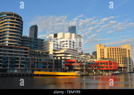Vue de la rive nord du fleuve Yarra de Melbourne avec des immeubles modernes dans des couleurs vives pendant la golden hour. Banque D'Images