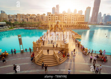 Dubaï, Émirats arabes unis - 28 novembre 2018 : Centre de Dubaï district. Vue sur le chant des fontaines. Banque D'Images