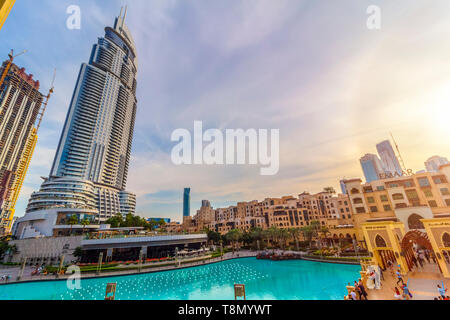 Dubaï, Émirats arabes unis - 28 novembre 2018 : Centre de Dubaï district. Vue sur le chant des fontaines. Banque D'Images