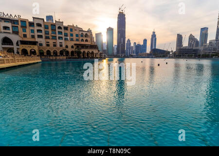 Dubaï, Émirats arabes unis - 28 novembre 2018 : Centre de Dubaï district. Vue sur le chant des fontaines. Banque D'Images