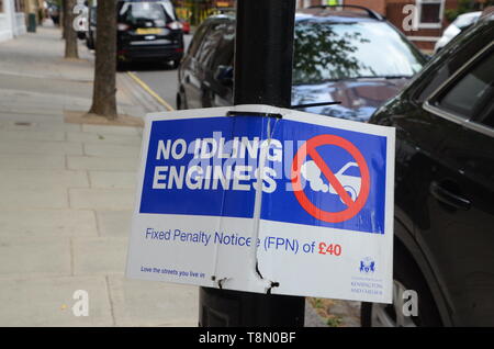 Avertissement un signe aux automobilistes de ne pas s'asseoir avec les moteurs au ralenti ou ils risquent une amende de 40 € de la part du conseil dans London England UK Banque D'Images