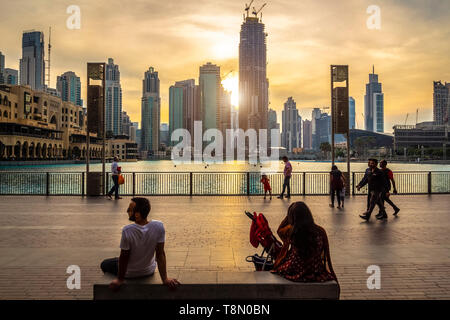 Dubaï, Émirats arabes unis - 28 novembre 2018 : Centre de Dubaï district. Vue sur le chant des fontaines. Banque D'Images