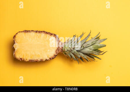 L'été, maison de concept. Arrière-plan de fruits d'ananas. Close up of tropical ananas la texture. Banque D'Images