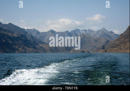 Voyageant sur le Loch Scavaig vers Elgol sur la Bella Jane boat tour avec les montagnes de l'Cullin Noir Ile de Skye en arrière-plan. Banque D'Images