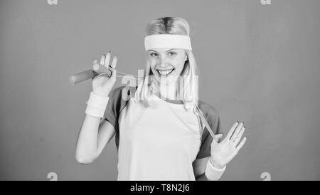 Fille tenir la corde à sauter portez des bracelets. Woman jumping rope. Avantages d'exercice de saut. Bonne façon de perdre du poids. Notion de perte de poids. Le saut à la corde est grande calorie burner. Banque D'Images