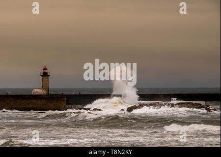 Las Felgueras Portocon le phare en mer agitée et orageuse journée de printemps avec de grosses vagues Banque D'Images