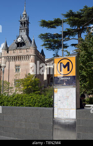 Donjon du Capitole construit en 1525 le bureau maintenant les touristes et l'entrée de la station de métro Capitole, Toulouse, Haute Garonne, Occitanie, France Banque D'Images