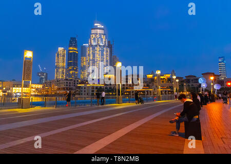 Dubaï, Émirats arabes unis - 28 novembre 2018 : Centre de Dubaï district. Vue sur le chant des fontaines et le centre commercial Souk Al Bahar dans la soirée. Banque D'Images