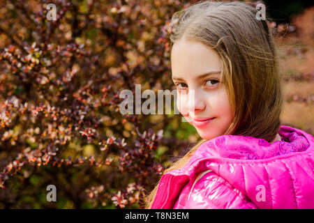 Floraison printanière parfum. Teen fille marche dans le jardin botanique. Environnement paisible jardin. Profiter de la nature. Cute Kid fantaisie enfant passer du temps dans le parc. Explorer le jardin. Excursion au jardin botanique. Banque D'Images