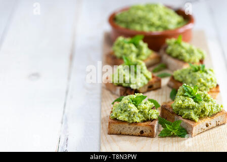 Pois, menthe et feta houmous sur levain grillées. Banque D'Images