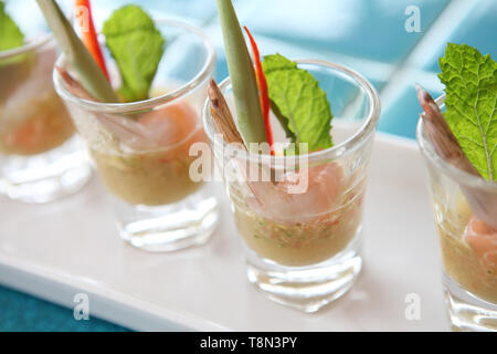 Salade thaïlandaise aux crevettes épicées avec du saumon Banque D'Images