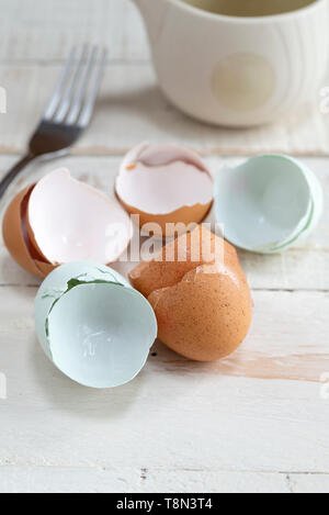 Marron et bleu mixte broken egg shells. Banque D'Images