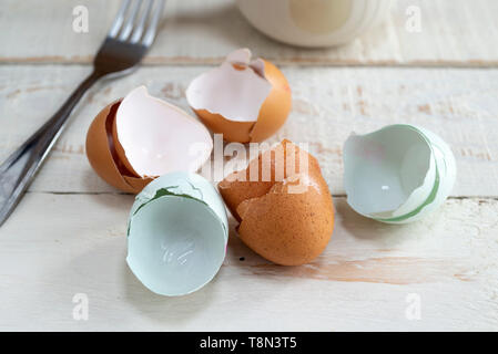 Marron et bleu mixte broken egg shells. Banque D'Images