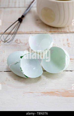 Bleu cassé les coquilles sur une table de cuisine. Banque D'Images