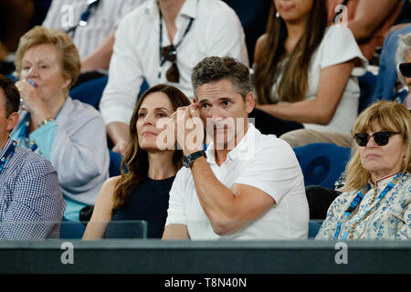 Eric Bana avec femme Rebecca Gleeson regarder les finales au cours de tennis sur la Rod Laver Arena à l'Open d'Australie 2019 Banque D'Images