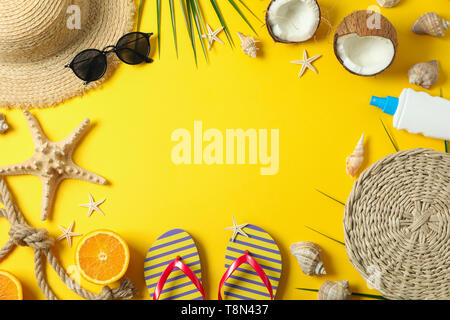 Télévision jeter la composition avec les vacances d'accessoires sur un fond de couleur, de l'espace pour le texte et vue d'en haut. Bonnes vacances Banque D'Images
