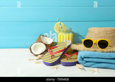 Vacances d'accessoires de table blanc sur fond de bois couleur contre, l'espace pour le texte. Bonnes vacances Banque D'Images