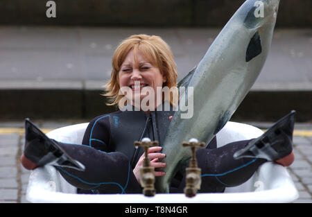 Présentateur TV vedette Wendy Turner ( Pet Rescue & absolument les animaux, sœur d'Anthea Turner ) se trouve dans un bain d'eau froide avec un modèle grandeur nature à l'extérieur du saumon Le Parlement écossais à Édimbourg ( aujourd'hui jeudi 31/1/02 ) pour mettre en évidence la recherche qui attire l'attention sur le sort des poissons d'élevage d'usine où la recherche les demandes peuvent être entassés dans des cages de 50 000 $ avec chaque poisson après avoir seulement l'équivalent d'une baignoire d'eau pour lui-même. Banque D'Images