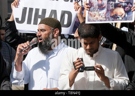 Anjem Choudary (au micro) & Siddharta Dhar (avec appareil photo) sur la photo à une manifestation devant l'ambassade américaine à Londres le 11 septembre, 2011. Banque D'Images