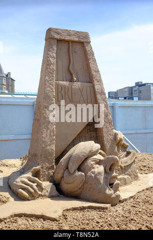 Weston-super-Mare, Somerset, Royaume-Uni. 14 mai 2019. Le thème de cette année, le festival de sculptures de sable est ce que Si. Les politiciens en situations bizarres sont Président Trump, le président Poutine et le premier ministre en mai. La plupart des sculptures ont un thème d'actualité, portant sur les déchets en plastique, l'obésité et bien sûr Brexit. Le festival se déroule jusqu'en septembre. Crédit : Mr Standfast/Alamy Live News : Banque D'Images