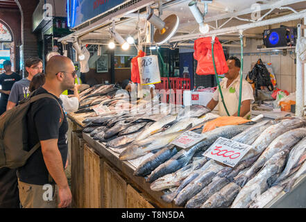 Décrochage du poisson au marché Central (Mercado Central), Santiago Centro, Santiago, Chili, Amérique du Sud Banque D'Images