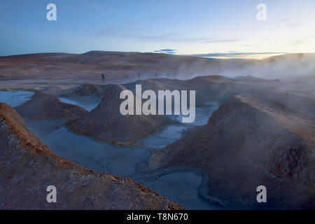Sol de Mañana geysers de vapeur à l'aube, Salar de Uyuni, Bolivie Banque D'Images