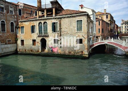 Dans les jours de l'ouverture de la Biennale de Venise, se rend compte qu'il a accueilli la célèbre artiste inconnu Banksy. Le graffiti est apparu mystérieusement à Venise dans le Campo San Pantaleon est presque certainement de Banksky. Il représente un petit enfant naufragé portant un gilet qui tient une fusée de signal. Artribune, une trade magazine, parle d'un 99 % de chance que c'est une œuvre de Banksy. C'est la deuxième œuvre de Banksy en Italie, après Naples, où la Vierge avec l'arme est présente. Le graffiti est apparu le vendredi 10 mai et attire l'attention des touristes et vénitiens. Banque D'Images