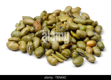 Tas de haricots mungo isolé sur fond blanc Banque D'Images