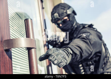 SWAT Police chasseurs armés prêts à battre dans la chambre Banque D'Images