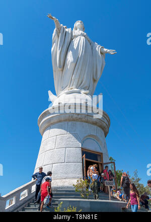 Statue de la Vierge Marie (Vierge de la Inmaculada Concepción) au sommet du Cerro San Cristóbal (San Cristobal Hill), Santiago, Chili Banque D'Images