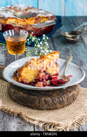 La cerise et d'amande, bakewell pudding éponge Banque D'Images