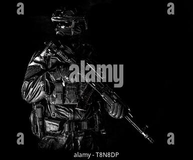 Soldat des forces d'élite équipée portrait low key Banque D'Images