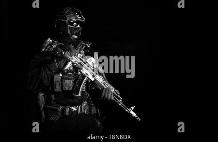 Soldat des forces d'élite équipée portrait low key Banque D'Images