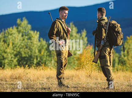 Les chasseurs de l'homme à coups de fusil. Boot Camp. L'uniforme militaire. L'amitié des hommes chasseurs. Les forces de l'armée. Camouflage. Les techniques de chasse et d'armes de l'équipement. Comment transformer la chasse en passe-temps. Qu'allez-vous dire maintenant Banque D'Images