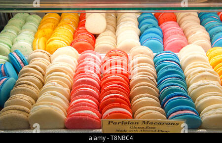 Affichage cas avec une variété colorée de macaron parisien cookies sans gluten, à base de farine d'amande. Banque D'Images