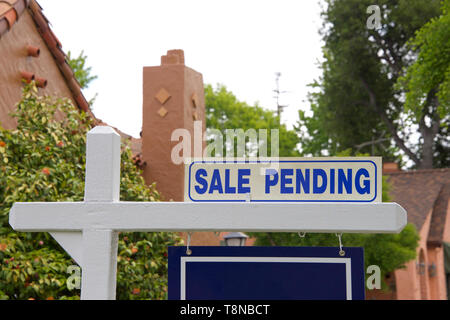 Close up en vente dans l'attente de signer pour la maison. Les acheteurs d'une première maison en Californie ont un temps plus difficile que de bien donner les premiers acheteurs je Banque D'Images