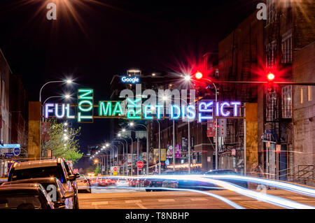 Fulton, Chicago-May Marché 13, 2019 : Fulton Maket gateway District près de Halsted street de nuit avec une longue exposition en légèreté. Rue principale de Chicag Banque D'Images