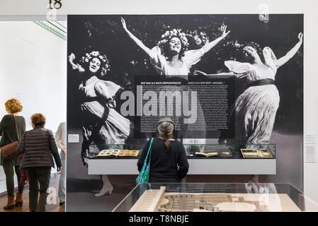 Des femmes heureuses, vue d'une grande image photographique vintage de trois danseuses joyeuses dans une exposition d'art de la sécession au Musée Léopold, Vienne Banque D'Images