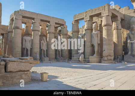 Vue diagonale de la cour de Ramsès II dans le temple de Louxor Banque D'Images